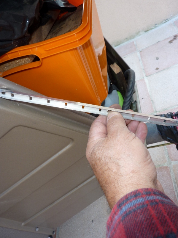 une chute d'une crémaillère alu pour étagère