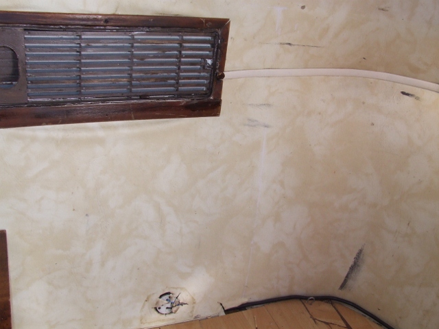 comme on dit dans le Berry : y a pu rin qui tin d'bout là d'dans ! c'est tout déguenillé...