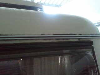 Joint entre le toit et la carrosserie supérieur. photo-0
