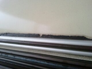 Joint entre le toit et la carrosserie supérieur. photo-1