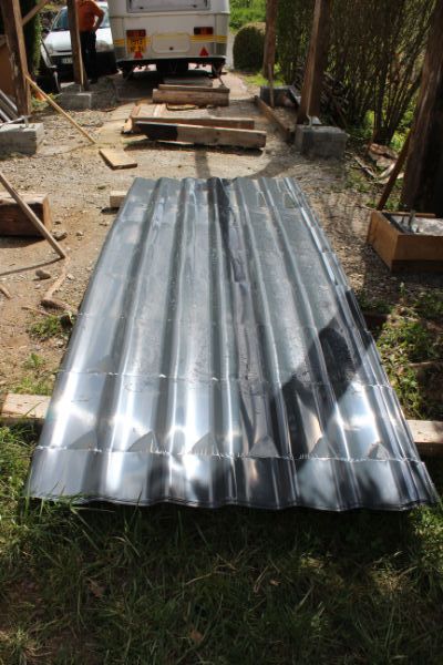 il y a un plastique dessus pour la protection a enlever lors du montage