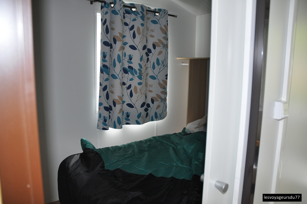 Chambre lit double , le sommier sur vérins  se lève pour un accès rangement dessous....