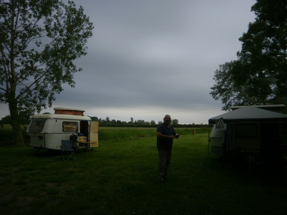 2 pas intimidé par le nuage (ces choses là, ça ne tombe pas sur la France).JPG
