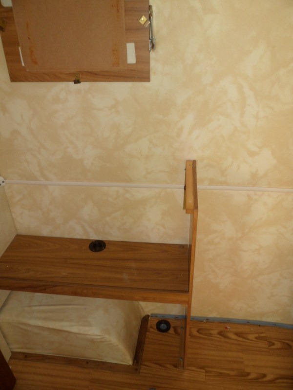 le coin SDB en cours de transformation en rangement (j'ai d'ailleur un lavabo avec robinet a filer ou echanger)