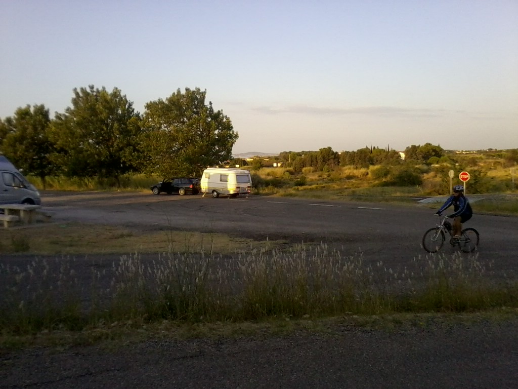 lever du soleil sur le parking<br />il y avait une eriba Puck immatriculé en 63