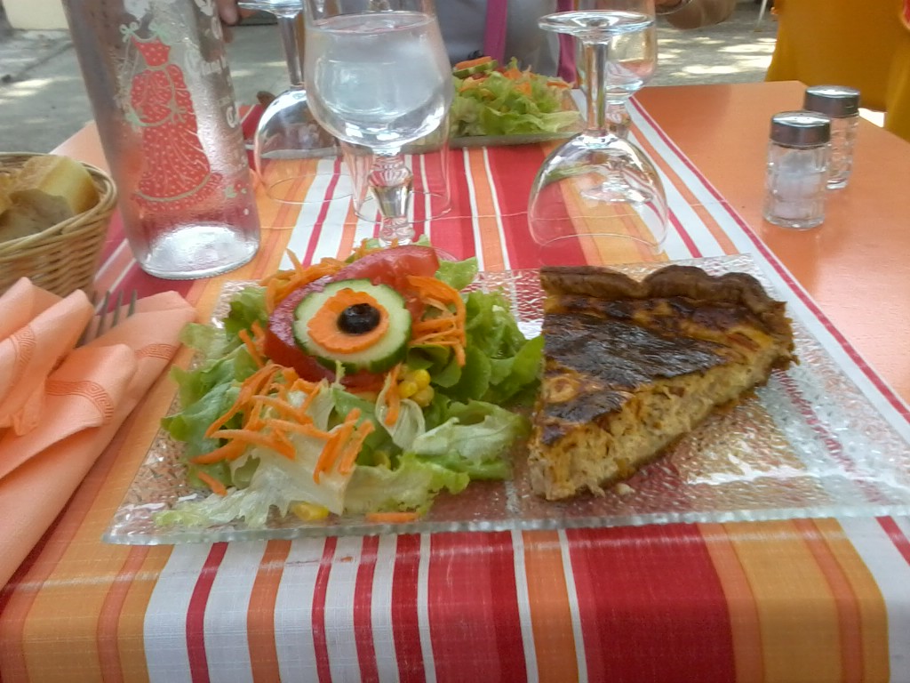 et un petit repas au restaurant les tonneliers a homps au bord du canal cadre superbe accueil aussi et super bon et copieux menu du jour a 12euros.50 pas belle la vie