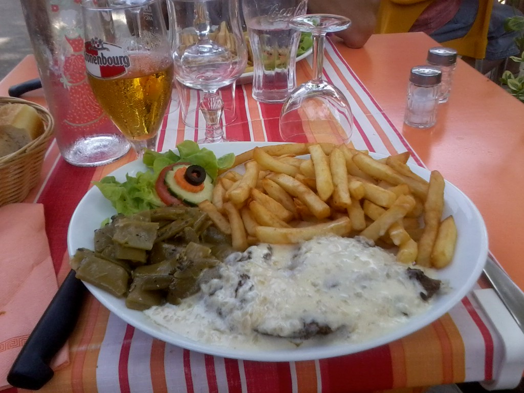 après le hors d’œuvre: la bavette sauce forestière frite et haricot plats