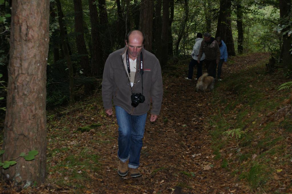 promenade digestive par un sentier menant au dessus de camping
