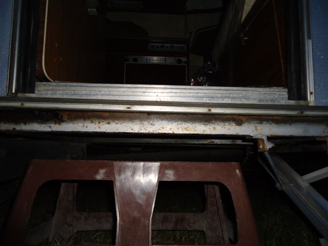 Seuil. Barre d'appui piquée" et non bouffée par la rouille! Un coup de peinture adaptée, et c'est tout neuf.