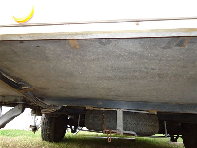 Chassis 2<br />Rouille superficielle, non perforante. Longerons et autre tubes testés au poinçon et au marteau. Très sain.