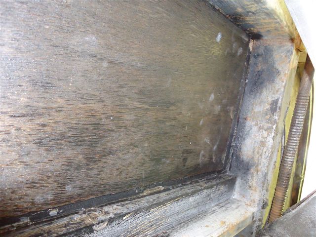 Plancher près du seuil sous chassis.Chassis.(Réparation trou plancher). Lasure + peinture + colle Néoprène + vis.(CP 570x210) pour une meilleure tenue.