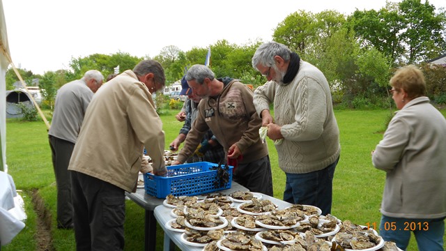 Ouverture des huîtres en équipe