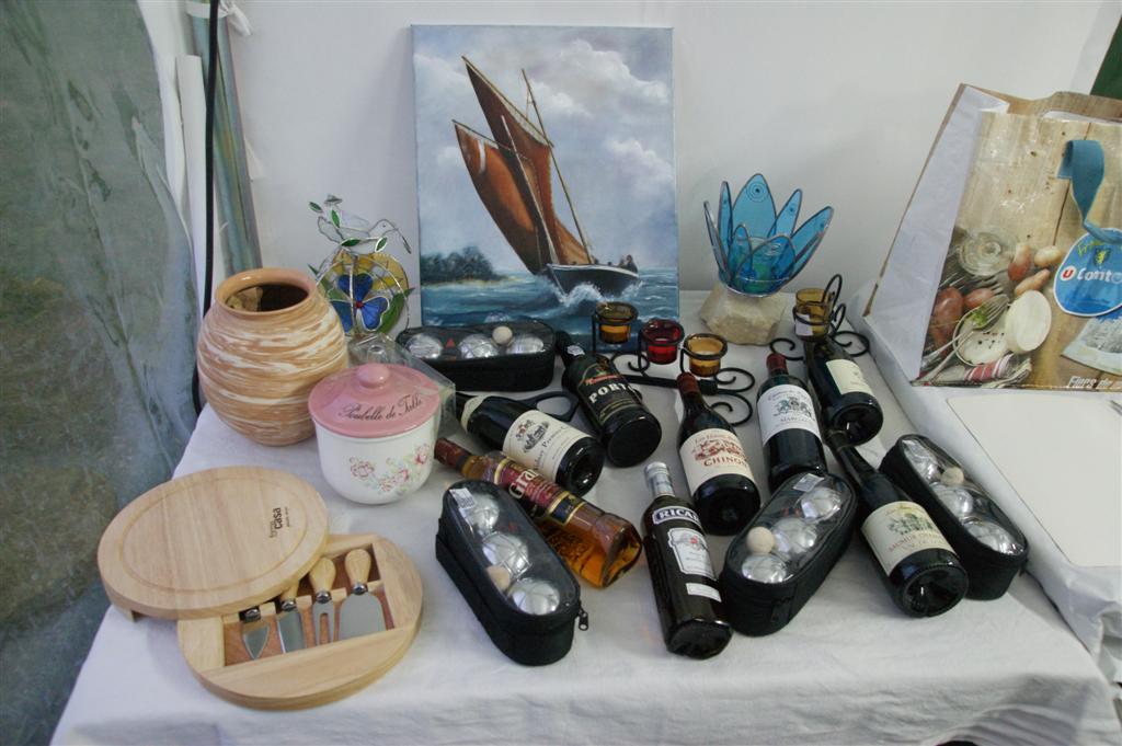 les lots de la tombola , organisée/animée de main de maître par Cricri10 !à gauche et à droite du tableau , les oeuvres de "Christian" , maître verrier !!!
