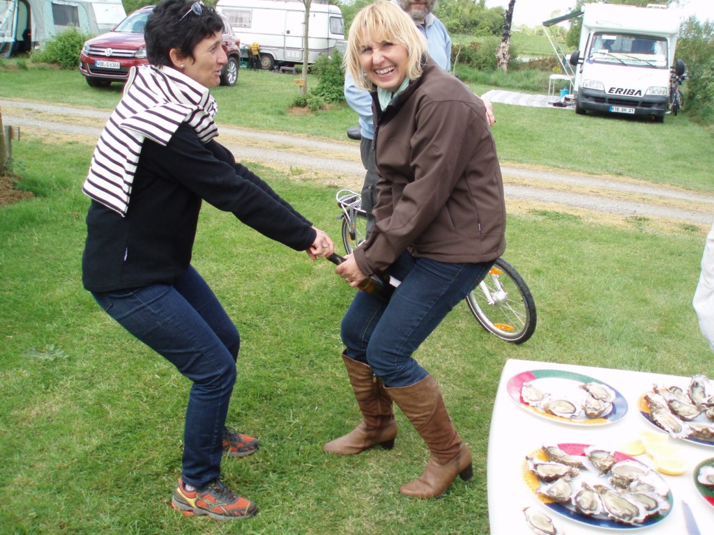 Ah les Nanas, elles meurent de faim devant une huitre et de soif devant une bouteille ...