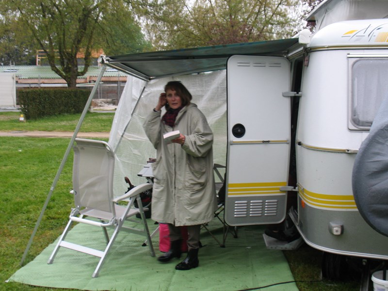 il pleut à la fleche le 1er mai et on<br />attendra 20h pour pouvoir monter<br />la tante de Minou