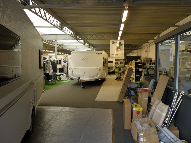 l'atelier, le magasin et l'exposition, puisqu'il vend aussi des cara