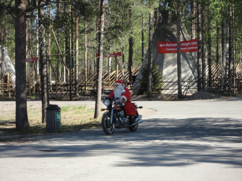 visite du village du pere noel avec un pere noel moderne
