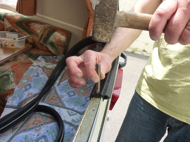 Utilisation d'un pointeau pour ne pas abimer le joint