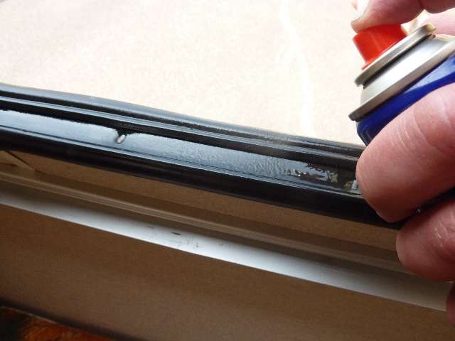 Un peu de silicone pour faciliter la pose du cache agrafes