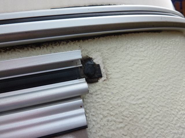 Un peu de mastic sur le trou de la vis