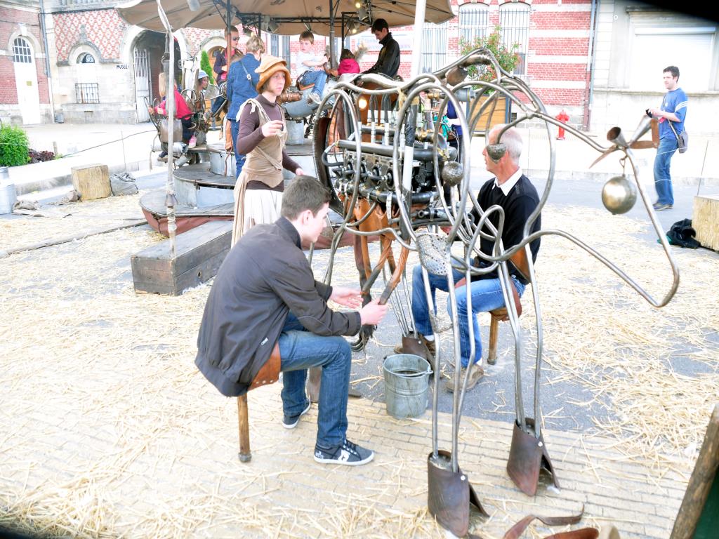 Le manège est à propulsion parentale ; les parents sont équipés du traditionnel tabouret à traire
