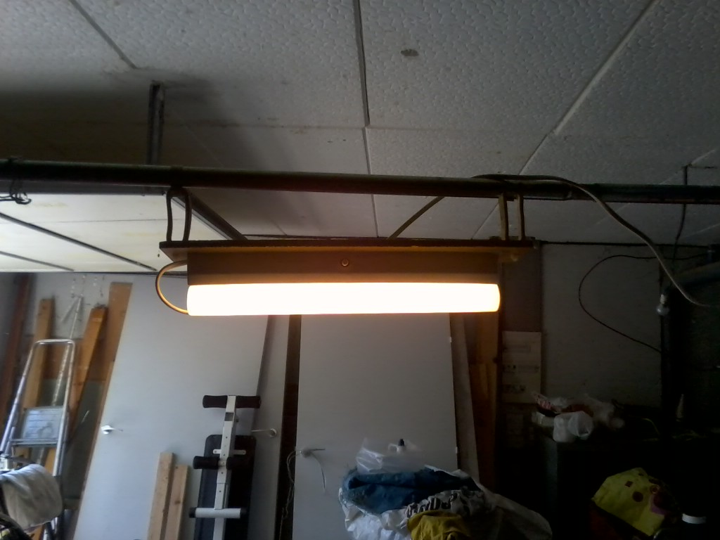 là posé sur un tube dans le garage pour la demonstration