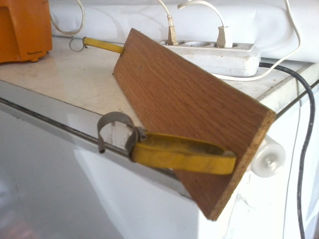 vue de dessus planchette avec élastic