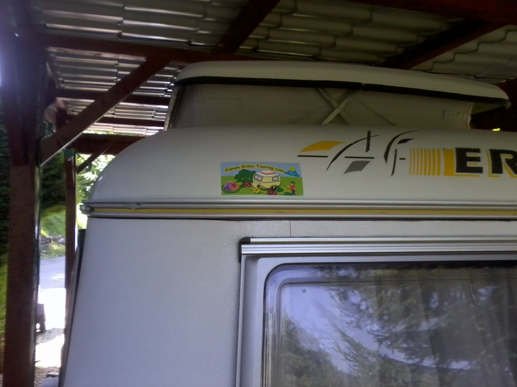 y a pas a dire elle a un joli arrière comme cela ,et coller a l’œil