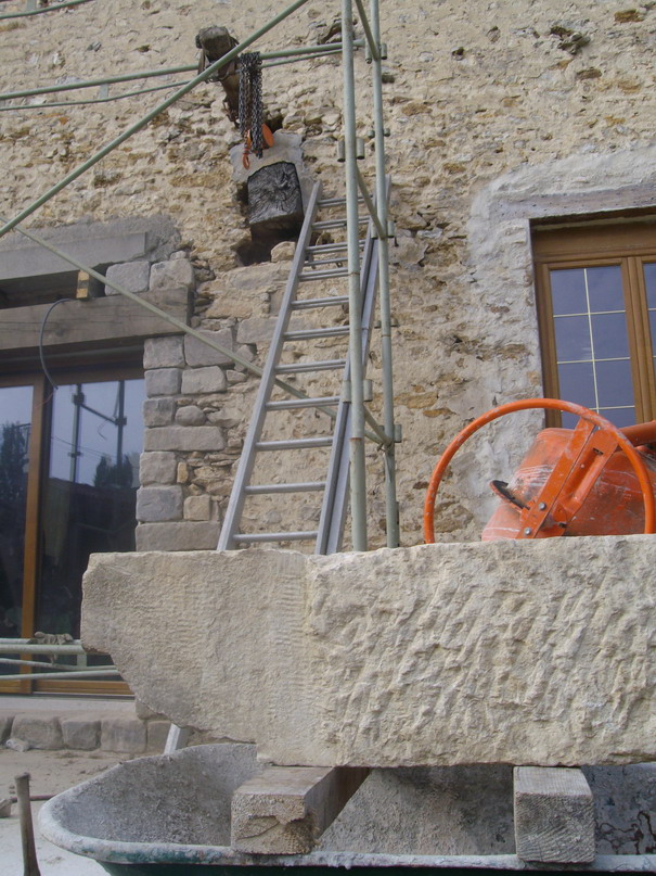 but du jeux , poser ce corbeaux sous la poutre sans que la maison se casse la gueule.......jpg