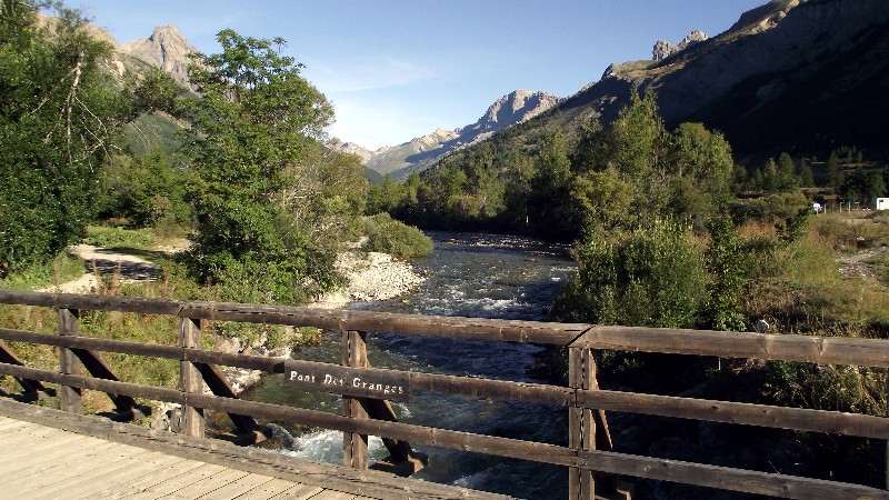 chemin piéton pour accéder au camping depuis le village