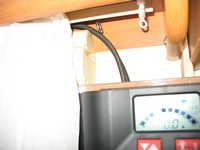 régulateur de charge passage câbles solaires derrière tringle rideau.jpg