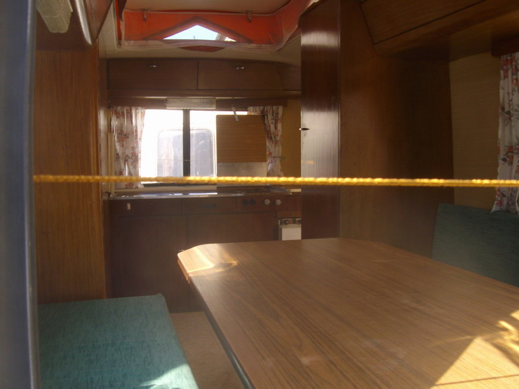 elle est quand meme belle , c est autre chose que la 83 qui rouille puis il y a du vrai bois.jpg