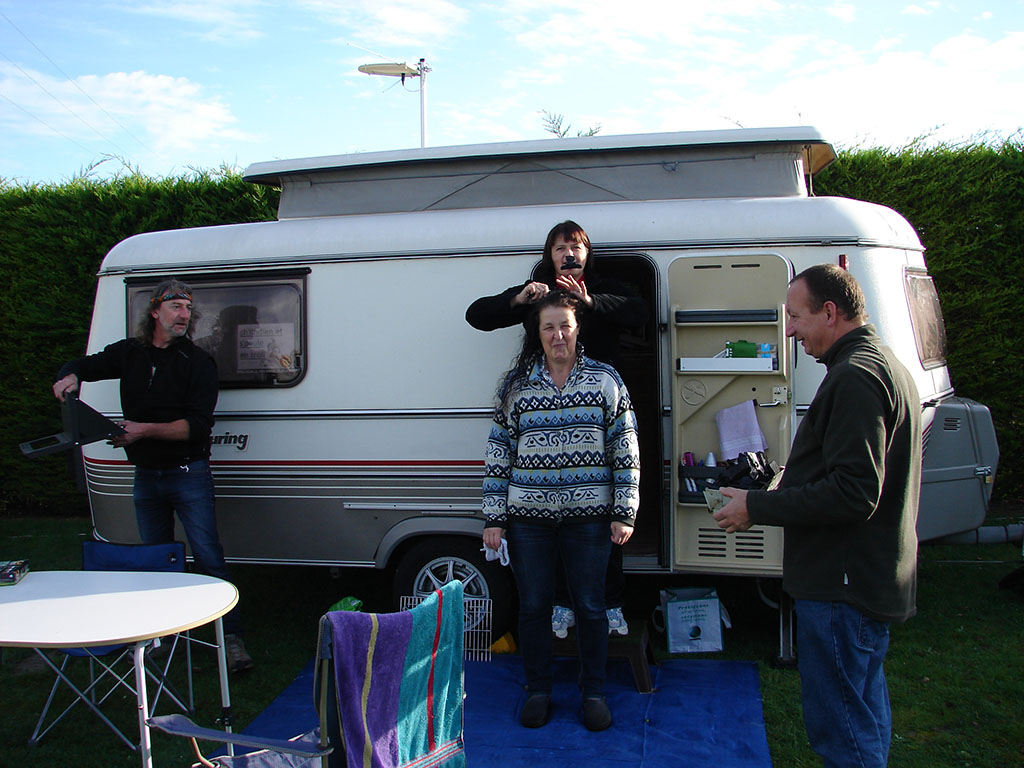 ce n'est pas une moustache, c'est la pince à cheveux