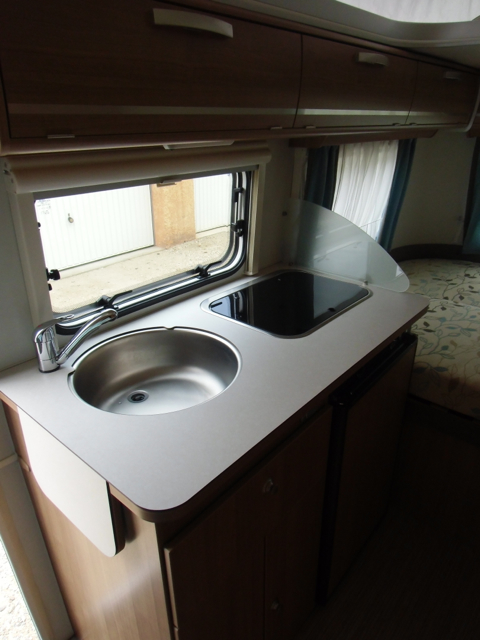 Bloc Cuisine , avec arrivées gaz , frigo 70L dometic eclairé (gros plus)