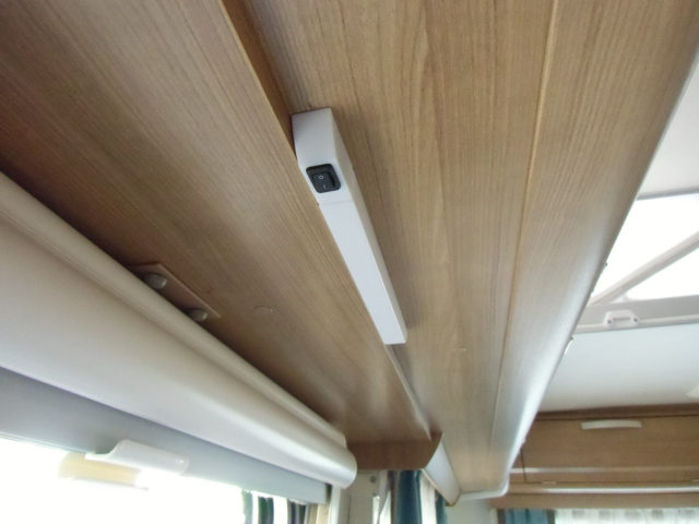 Eclairage led cuisine (idem cabinet de toilette) le reste des eclairages sont aux 4 angles de la caravane