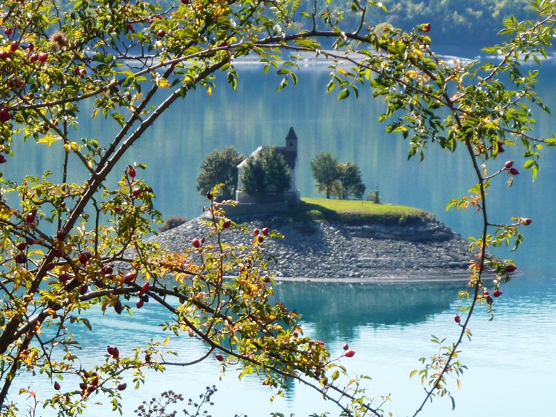 Chapelle St Michel sur le lac de Serre-ponçon.JPG