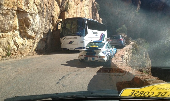 difficile-lorsqu-on-croise-un-car-dans-la-calanche.jpg