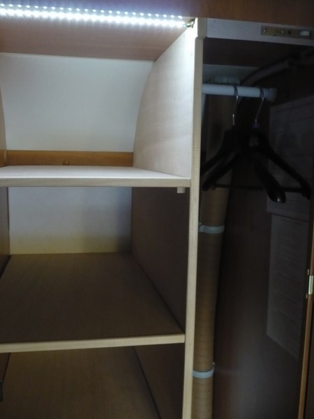 Placard transformé en penderie