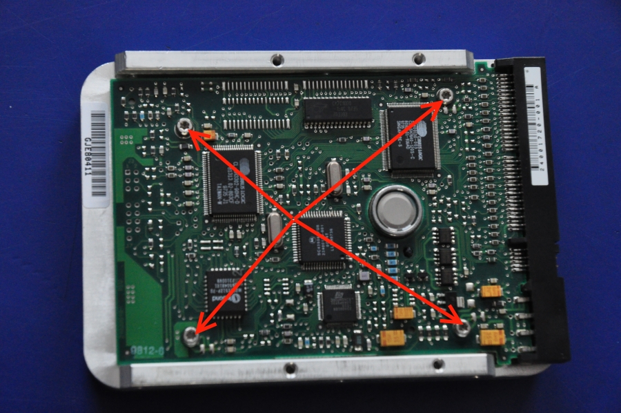 Dans le cas de ce disque, il n'y avait aucune vis dissimulée sous l'électronique