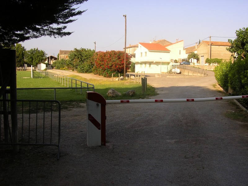 Entrée ou sortie du camping ,avec en face les sanitaires du stade...