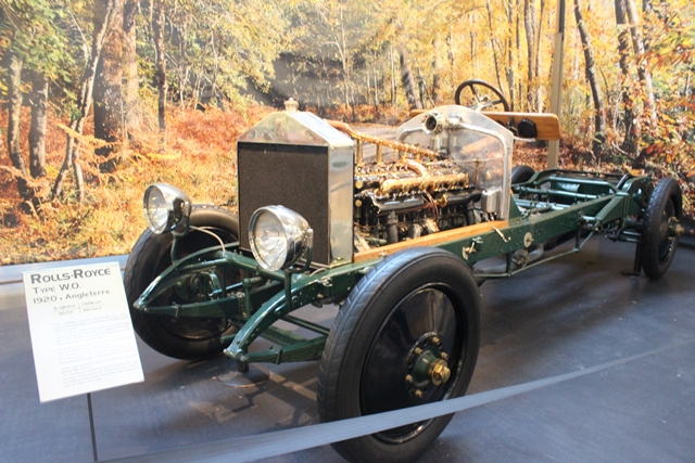 cette voiture a était construite et renforcée  spécialement pour transporter des armes lourdes