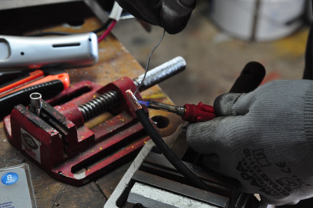Étamage des câbles. Vu la section, le recours au chalumeau s'est avéré indispensable