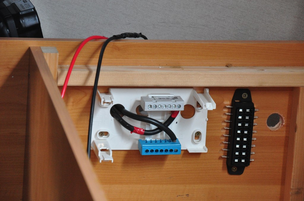 Mise en place d'un boitier répartiteur et d'un bloc porte fusibles