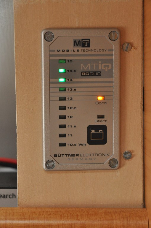 Le panneau de contôle en place ; prévu pour les camping cars, ce panneau permet de surveiller la batterie moteur et la batterie additionnelle. Evidemment ici la batterie du véhicule n'est pas surveillée