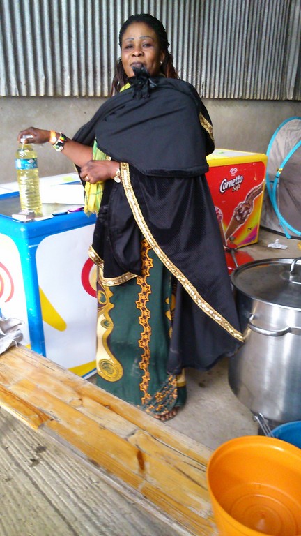 La cuisinière, dans son beau costume traditionnel, nous a concocté un bon repas de son pays