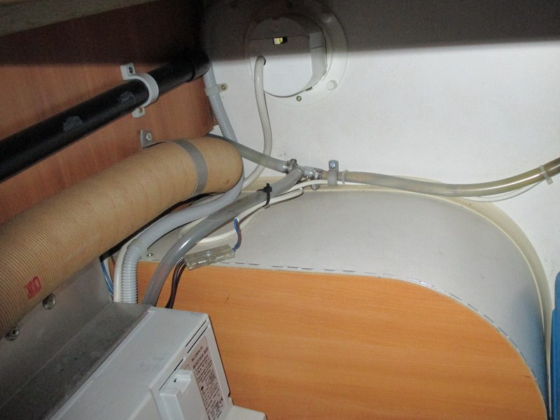 alimentation pour les 2 lavabos.JPG