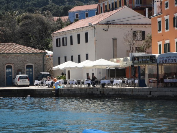 nettoyage du poisson direct dans le port.......