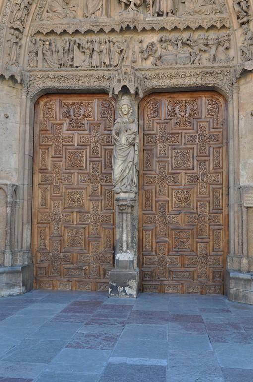 Magnifique porche, chef d'oeuvre de sculpture sur pierre et sur bois