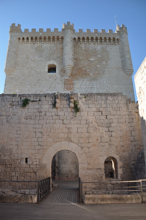 L'accès au donjon, vraisemblablement par un pont levis aujourd'hui disparu