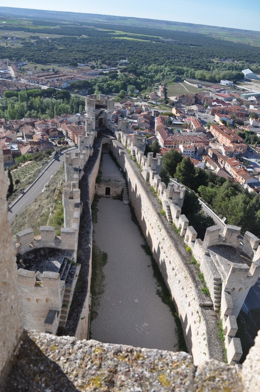 La cour nord, qui explique le surnom de Barque de la Castille. Dans sa plus grande largeur le forteresse ne mesure que 33 mètres